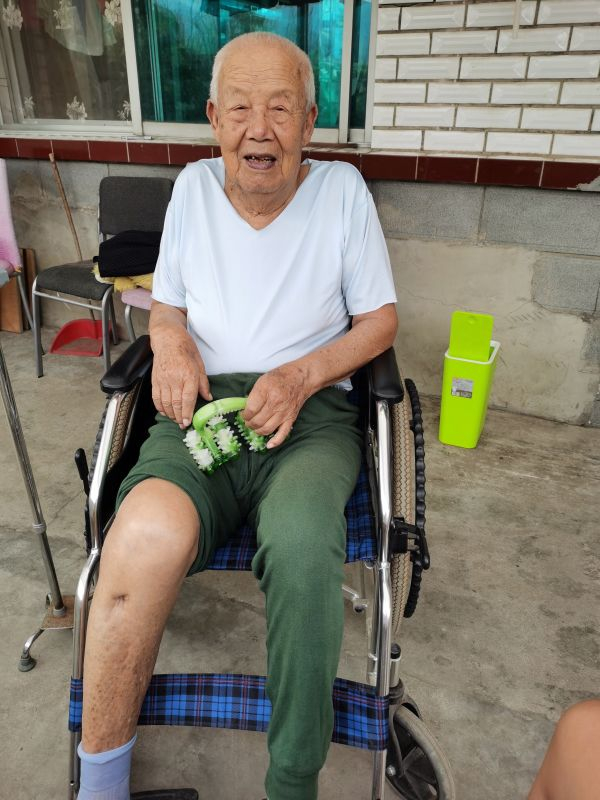 刘振山在家中的近照（受访者供图）