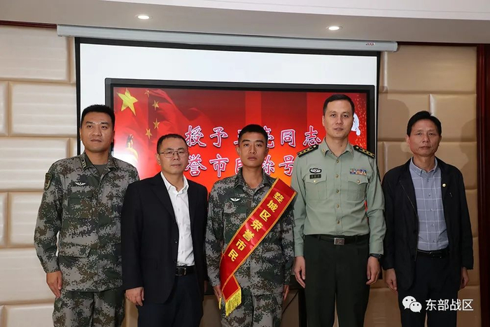  授予王亮“金华市婺城区荣誉市民”称号后，军地领导与王亮合影留念。