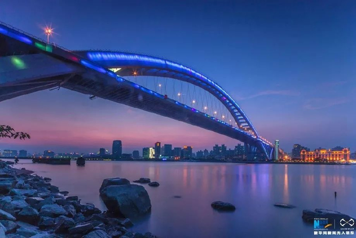 繁华之都上海一角，五光十色。新华网发  杨帆 摄