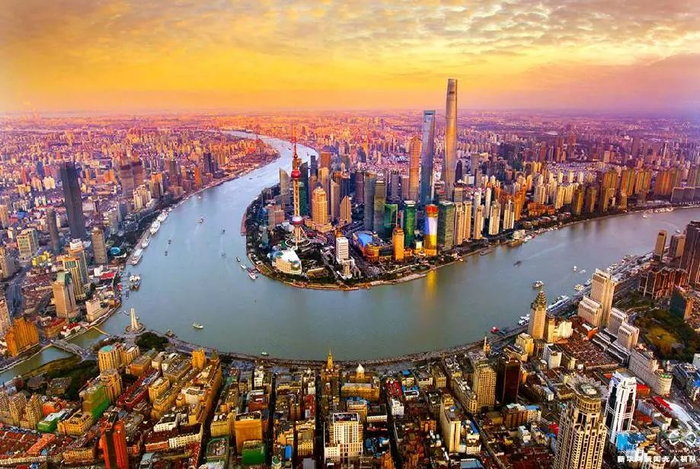 傍晚时刻的上海美景，云霞满天。新华网发  王正坤 摄