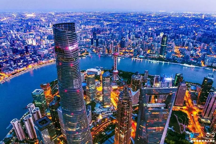 华灯初上，上海夜景璀璨斑斓。新华网发  王正坤 摄