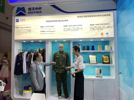 恒天纤维集团王乐军副总经理接受化纤协会线上展的采访，介绍集团纤维产品 恒天纤维集团朱婷 摄