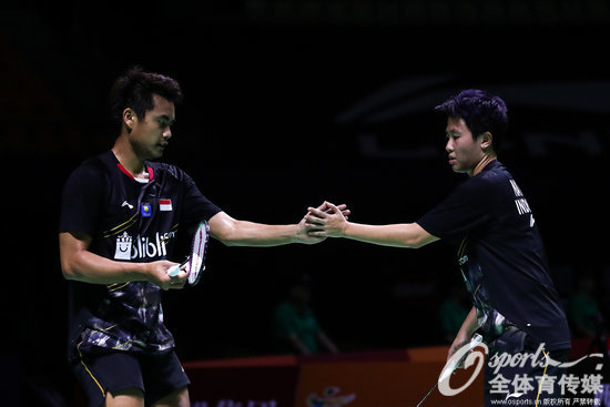 图说：纳西尔（右）与队友击掌 全体育图 下同