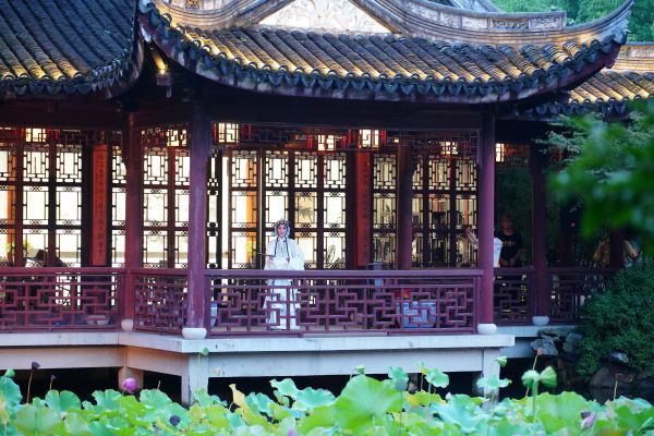 图说：10月5日18：00-18：40，在不可无竹居南侧平台将上演京剧专场演出