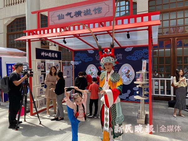 图说：滑稽戏、皮影戏、杂技魔术、戏曲导赏表演等轮番上演