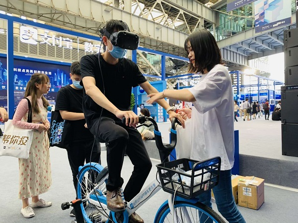 图说：外滩大会数字城市展区内，观众体验哈啰单车VR骑行“穿越” 采访对象提供