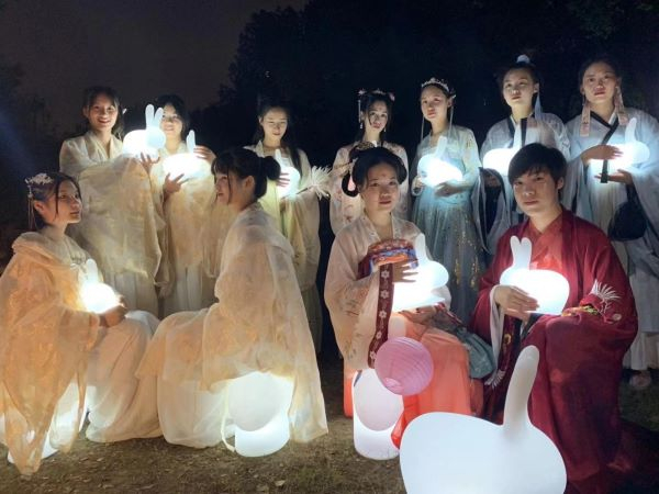 图说：10月1日18：00-19：10，古猗园将在小草坪举行拜月仪式