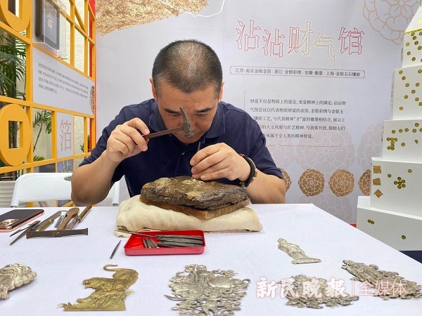 图说：非遗传承人展示金银细工制作技艺