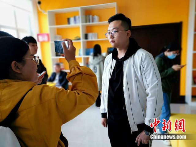 夏吉泽接受记者团的采访。刘欢 摄