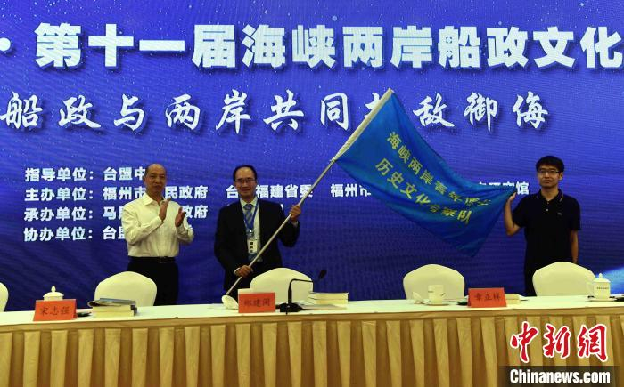 图为授旗仪式。　张斌 摄