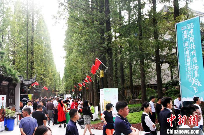 全国多地数十家餐饮企业齐聚，展示各自拿手的早茶产品和制作技艺。　崔佳明 摄