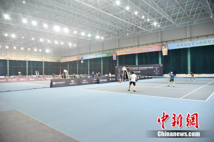 在梅河口市体育中心，市民正在运动。刘欢 摄
