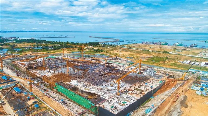 ▲由中国旅游集团投资，位于海口西海岸、正在建设中的海口国际免税城项目。海南日报记者袁琛 摄