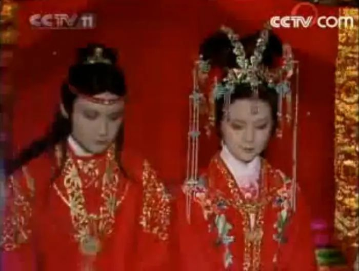 宝玉和宝钗成婚。图片来源：87版《红楼梦》视频截图