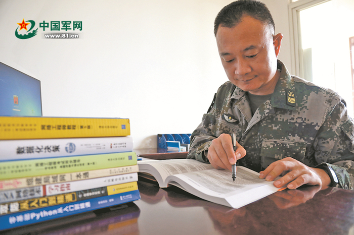 陈守林学习网络知识。张威威摄