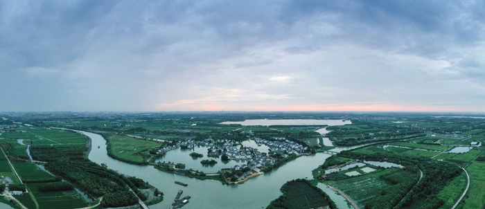 江苏省昆山市张浦镇姜杭村日出景色。新华社记者 杨磊 摄