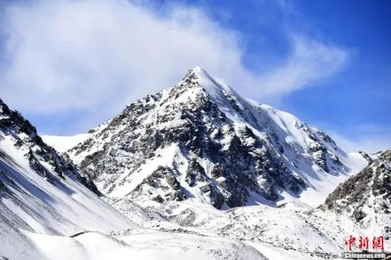 图为甘肃肃南巴尔斯雪山主峰。杨艳敏 摄