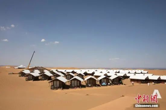 宁夏中卫市沙坡头区沙漠腹地的星星酒店，外形酷似沙海中的一颗颗星星，游客可以体验沙景房、星空房、亲子小院等特色客房，并在沙漠中欣赏星空。杨迪 摄