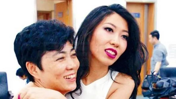 曲婉婷（右）及其母亲张明杰（左）