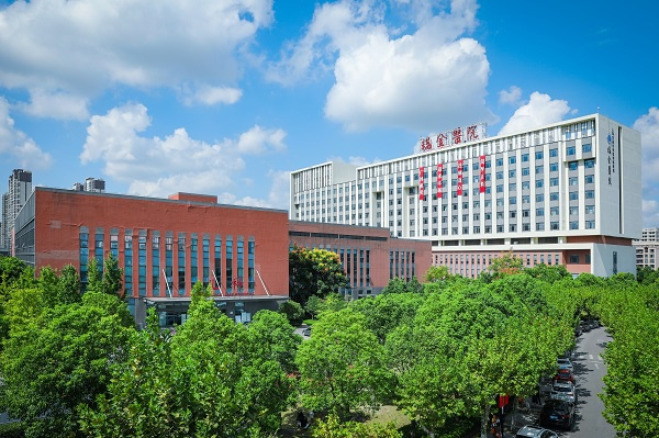图说：王振义院士亲笔题字的“瑞金医院”崭新标牌在北部院区住院楼上竖立而起 院方供图（下同）