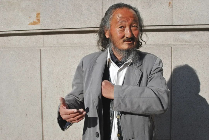 △ “所有的爱好我都喜欢。因为什么呀？因为啊，这个事物没有完美，人才追求完美。你要想看清一件事儿的本质，你先得把它破坏掉。” 图片提供 | 碎掉冰