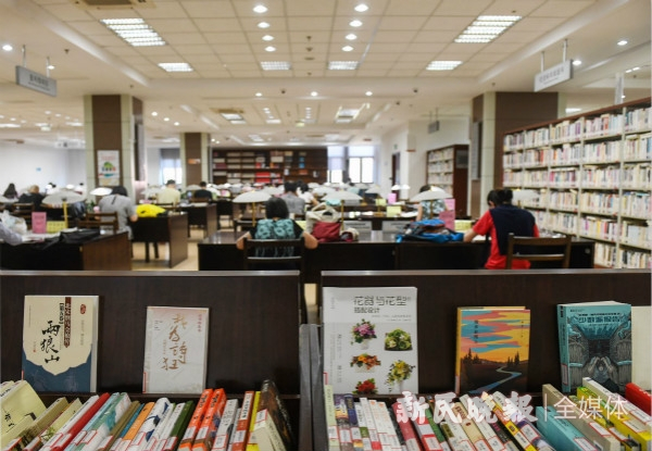 图说：市民在虹口图书馆（总馆）二楼图书借阅区阅读。新民晚报记者 陶磊 摄（下同）