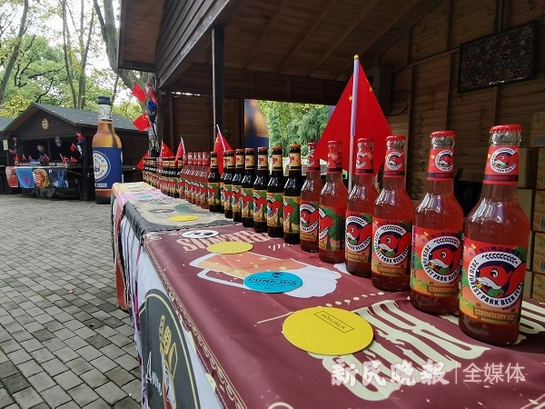 图说：闻着浓浓的桂花香，游客可体验“坐在森林里喝啤酒”的舒爽 新民晚报记者 金旻矣 摄（下同）