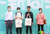 龙凤胎兄妹考上同大学同专业 父母挑着扁担送其上学