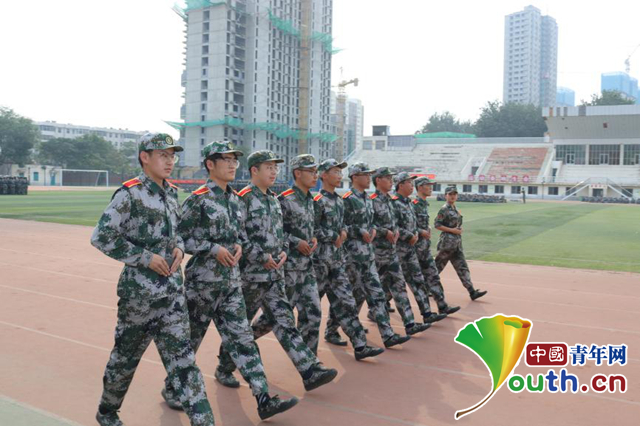 图为河北大学新生在队列训练。