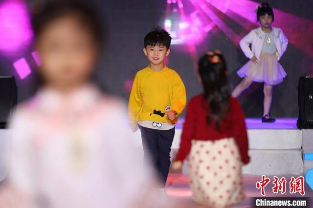 萌娃登场。 泱波 摄
