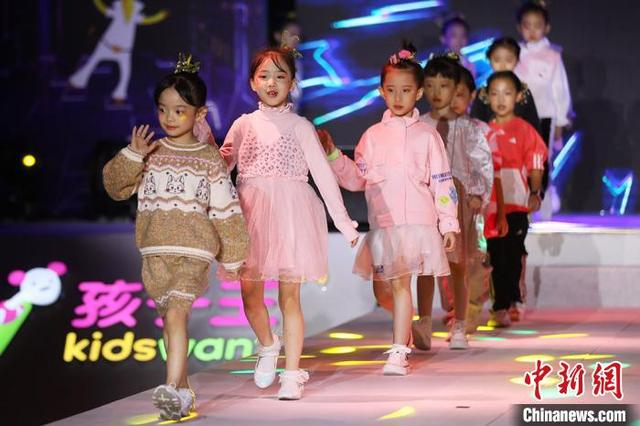 参与此次走秀的潮童模特，全部是通过孩子王成长加平台举办的才艺秀层层海选中脱颖而出的。 泱波 摄