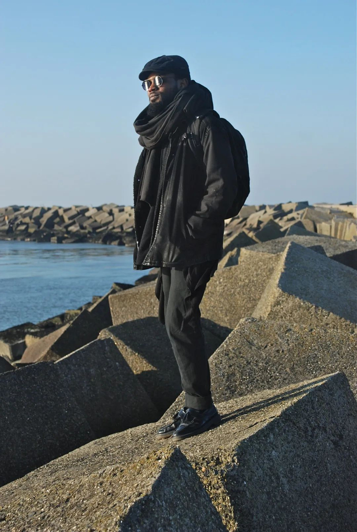 △ “我穿黑色。但我穿的并不是黑色。”拍摄于海牙。图片提供 | 碎掉冰