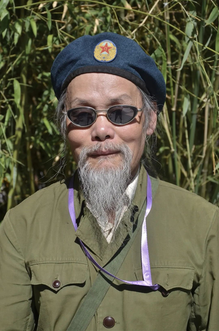 △ “六六年，我在北京西黄寺碰到了十世班禅。我一一年退休，一二年去西游，西天取经。看到寺庙的金顶时，眼泪自己就下来了。” 图片提供 | 碎掉冰