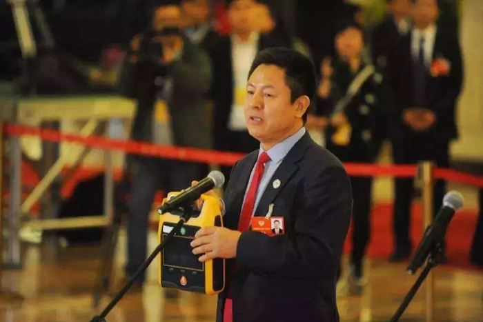 敖虎山在委员通道上呼吁在公共场所配置AED 图自人民政协报