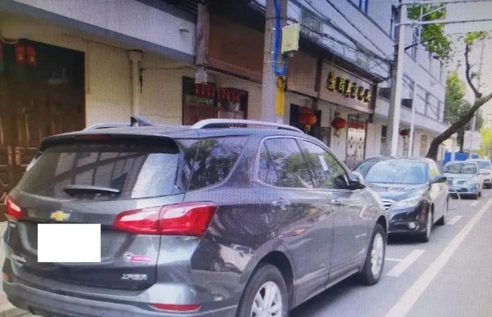 图为刘某违停在车位内的车辆