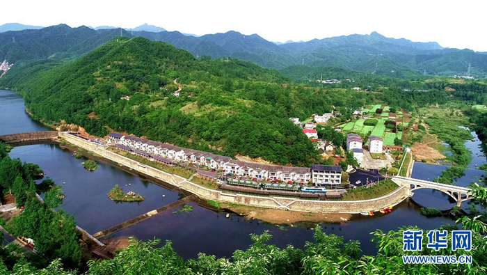 　　新南村“铁路小镇”全景（无人机拍摄）。新华网发（王玮摄）