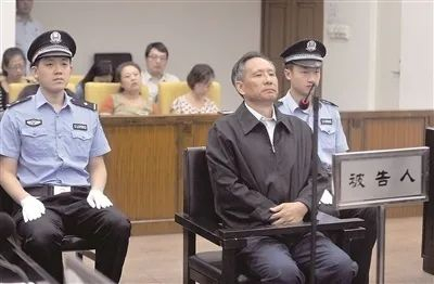 原铁道部副总工程师、运输局局长张曙光落马后，被曝出在美国拥有豪华别墅，妻儿均已移民海外，成为名副其实的“裸官”。图为2013年9月10日，张曙光在北京市第二中级人民法院接受庭审。 