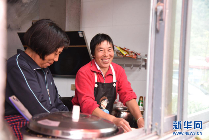 　　农户在自家民宿的厨房为游客准备晚餐。新华网发（栗璋鹏 摄）
