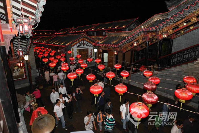 楚雄彝人古镇游人如织。张彤 摄