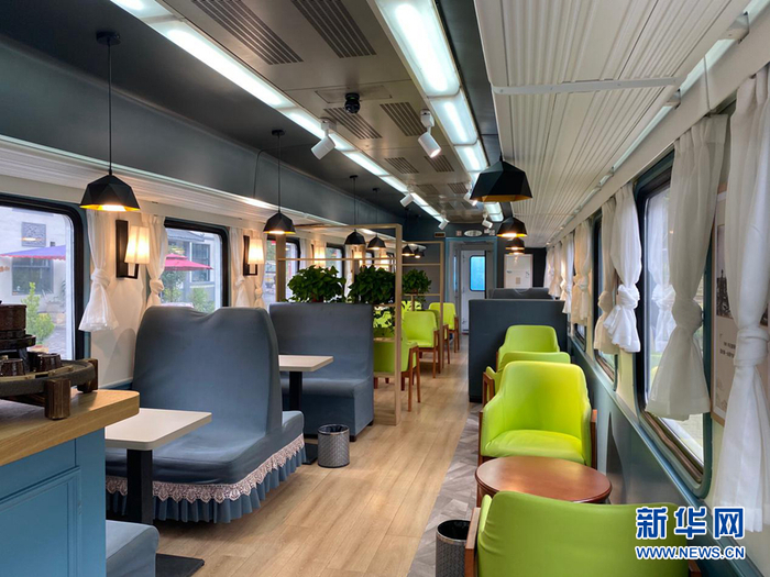 　　新南村“铁路小镇”中由退役列车改建成的咖啡馆。新华网 吴咏玲摄