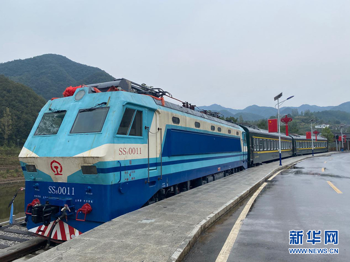 　　新南村“铁路小镇”上的铁路主题景观。新华网 吴咏玲摄