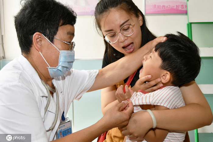 儿科医生正在给小患者检查口腔@IC Photo