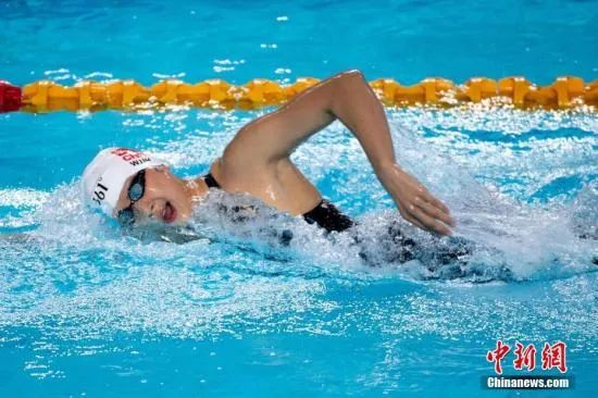 资料图：在中国第二届青年运动会女子800米自由泳决赛中，该项目亚洲纪录保持者王简嘉禾夺得冠军。中新社记者 韦亮 摄