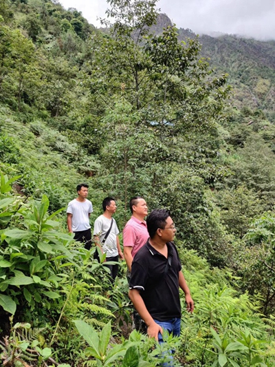     劝返途中的福贡控辍保学工作队。沈有禄/摄