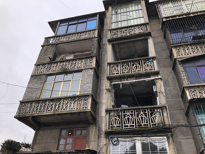 四楼最左未封阳台的屋子是事发前李玉前和谢初明的家，也是原判认定的凶案发生现场。&nbsp;澎湃新闻记者 卫佳铭 图