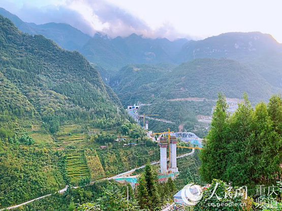 吴家梁隧道进口施工现场远眺。 开州区融媒体中心供图