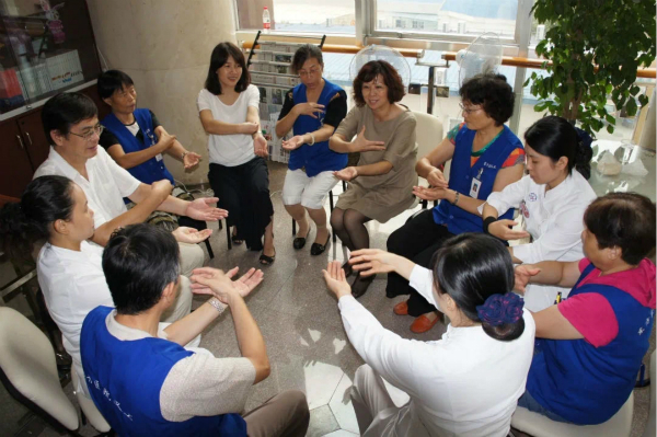 图说：助聋团队交流手语沟通 采访对象供图