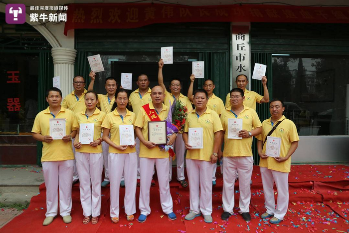 黄伟（前排左四）组织队员参加造血干细胞志愿者捐献