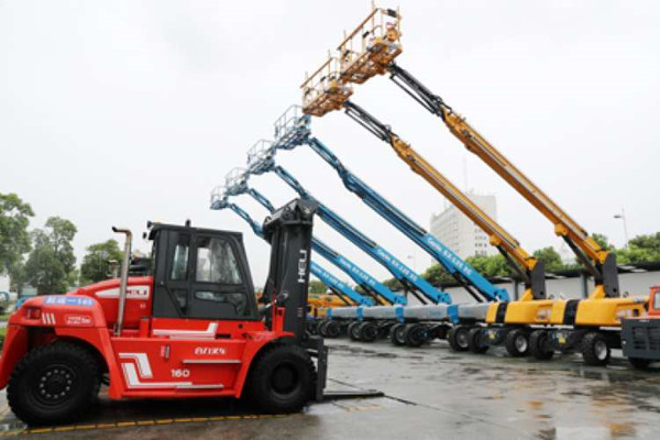 图说：振华重工非道路移动机械集中启用仪式。市生态环境局 供图