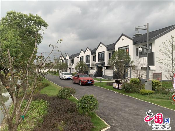 黄桥村集中居住区一排住宅白墙黛瓦，与绿水交相辉映。中国网记者郭泽涵 摄
